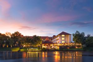 清迈RatiLanna Riverside Spa Resort的夜间有灯光的酒店