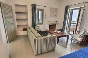 帕罗斯岛Seaside Home with Hot Tub, Vineyard, Shared Pool and View的客厅配有沙发和桌子