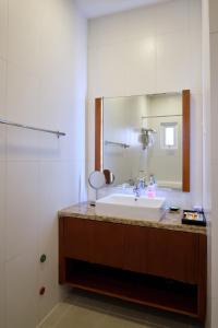 顺安Phạm Vân Sakura Hotel的一间带水槽和大镜子的浴室