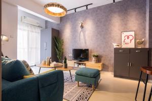 汉阳【路客】武汉市武昌区·积玉桥·路客精品公寓·00182600的客厅配有蓝色的沙发和电视