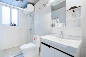 平顶山【路客】循礼门地铁站丨汉口江滩丨中山公园【2居】的白色的浴室设有水槽和卫生间。