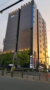 釜山The King Hotel的一座建筑的侧面有灯