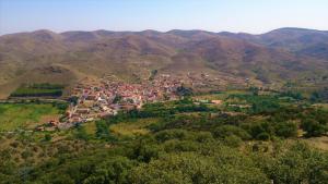 CarenasValle Del Río Piedra的享有山脉村庄的空中景致