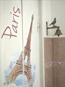 布拉索夫Anna Apartment的墙上的艾菲尔铁塔的照片