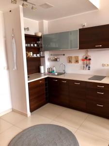 科沃布热格Olympic Park Apartament A403的厨房配有棕色橱柜和水槽