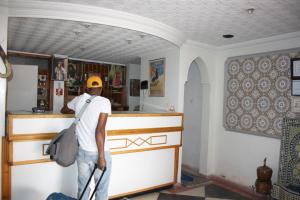瓦尔扎扎特巴布撒哈拉酒店的站在厨房柜台上的人