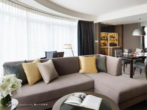香港帝京酒店的带沙发的客厅和用餐室
