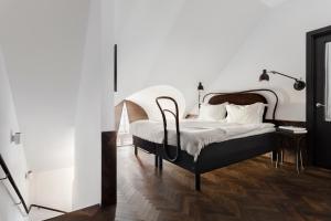 斯德哥尔摩Miss Clara by Nobis, Stockholm, a Member of Design Hotels™的一间卧室配有一张带黑白床头板的床