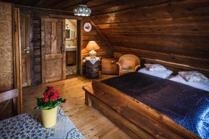斯塔勒斯普拉维Penzion Sklípek的小木屋内一间卧室,配有一张床