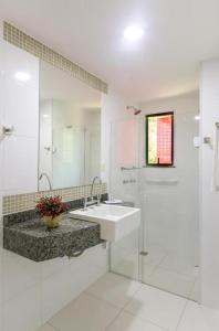 沃尔塔雷东达Seleto Hotel的白色的浴室设有水槽和淋浴。