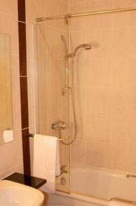 彼得伯勒The Queensgate Hotel的带淋浴、卫生间和盥洗盆的浴室