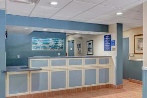 皮尔斯堡Hutchinson Island Hotel的医院里的一个等候区,有蓝色的墙壁