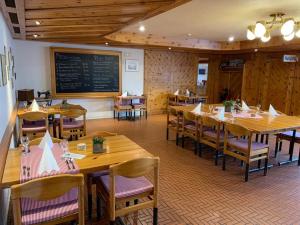 莫尔斯施发赫特酒店的一间带木桌和椅子以及黑板的餐厅