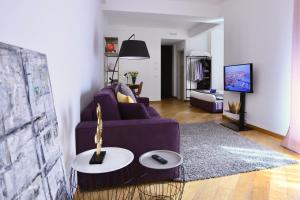 热那亚Palazzina B - Contemporary Studio的客厅配有紫色沙发和桌子