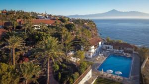 戈梅拉岛圣塞瓦斯蒂安戈梅拉帕拉多酒店的享有带游泳池和大海的房屋的空中景致