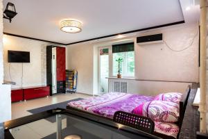 尼古拉耶夫Studio - Koshevogo Street的卧室配有粉红色的床。