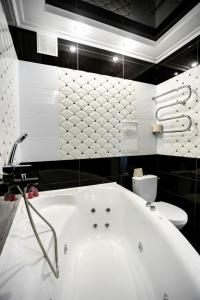 尼古拉耶夫Studio - Koshevogo Street的带白色浴缸的浴室和卫生间