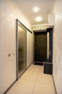 尼古拉耶夫Studio - Koshevogo Street的玻璃门的房间里设有步入式淋浴间