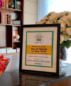 纽约蔤蒙莎酒店的花束上的花 ⁇ 上一个有框的标牌