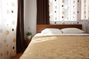圣弗拉斯Apartcomplex in Sveti Vlas Viktorio 3的卧室配有带白色枕头的大床