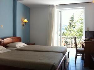 莫拉蒂卡三星海滩酒店的酒店客房设有两张床和窗户。