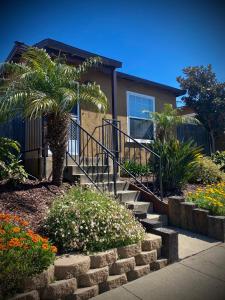 圣地亚哥蓝色苍鹭度假屋的一座房子前面有棕榈树和楼梯