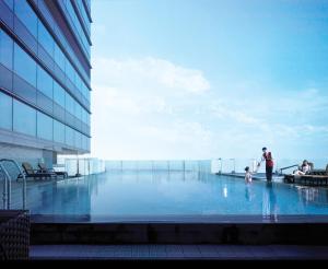 澳门澳门星际酒店的一群人站在一座建筑物的游泳池里