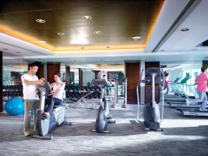澳门澳门星际酒店的站在健身房的男女