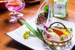 汤河原町哈库索日式旅馆的桌上放着一篮子食物的盘子
