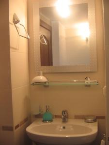 达利安Osmanli Hani Apart Hotel的一间带水槽和镜子的浴室