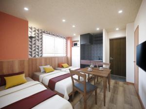 东京WIRES HOTEL James zaka的酒店客房设有四张床和一张桌子。