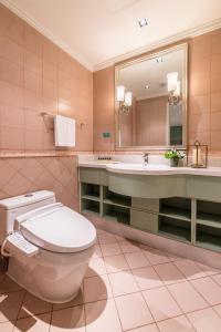 上海上海黄浦碧云苑服务公寓的一间带卫生间、水槽和镜子的浴室