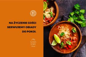 GrońSzara Gora的一幅一碗汤和一碗食物的照片