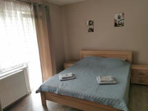 克鲁舍瓦茨Apartmani Milica的一间卧室配有一张床,上面有两条毛巾