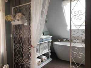 利克维Gite Riquewihr "C'est Beau la Vie Alsace"的带浴缸和盥洗盆的浴室