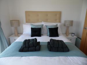 卡比斯贝Seaside Apartment的一间卧室配有一张带两个枕头的床