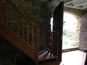 PardinesCal Pai的石头建筑中的一个开放式木楼梯,有门