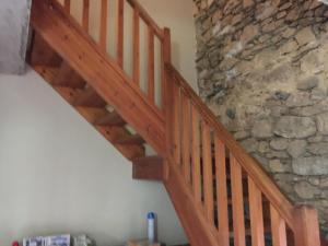 PardinesCal Pai的木楼梯,位于石墙的房间里