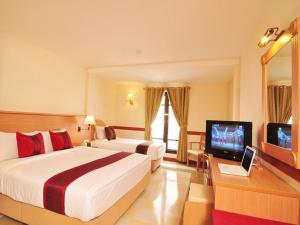 曼谷曼谷意可特酒店的酒店客房设有两张床和电视。
