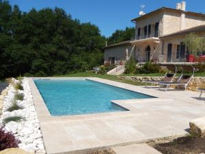 Lignan-de-Bordeaux多麦恩山谷住宿加早餐旅馆的一座房子后院的游泳池