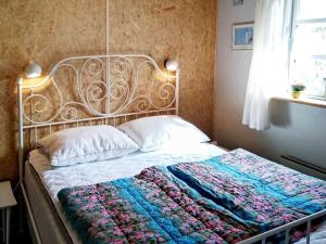 4 person holiday home in Glesborg客房内的一张或多张床位