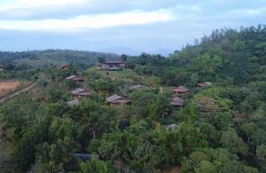 马迪凯里库格遗产度假酒店的山丘上村庄的空中景观