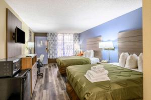 新奥尔良Quality Inn New Orleans I-10 East的酒店客房设有两张床和电视。