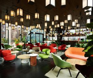 纽约纽约时代广场世民酒店的餐厅设有多彩的桌椅和窗户。