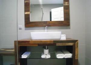 KumakKarem Bay的浴室配有盥洗盆、镜子和毛巾