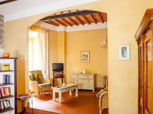 加沃拉诺Il Castello Gavorrano的客厅配有沙发和桌子