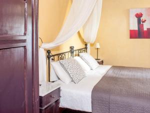 加沃拉诺Il Castello Gavorrano的一间卧室配有带白色床单和枕头的床。