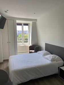 斯特拉斯堡橘园公寓的卧室配有白色的床和窗户。