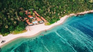 丽贝岛阿当岛度假村的海滩上的度假村的空中景观