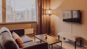 哥德堡克拉利奥奥丁连锁酒店的带沙发和电视的客厅